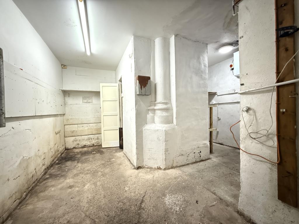 Lot: 108 - FORMER CHURCH AND NAVAL CLUB - Cellar space